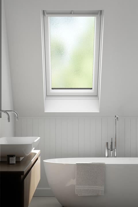Покрытие на окрашенных в белый цвет мансардных окнах защищает древесину от грязи и влаги, а экструдированный ПВХ предлагает необслуживаемый, влагостойкий вариант, который можно легко вытереть и на 100% пригоден для повторного использования